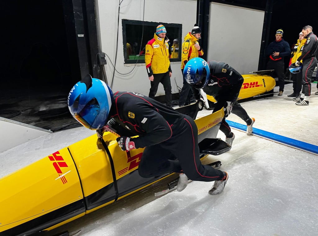 Francesco Friedrich (vorne) und Anschieber Alexander Schüller starten ihren Zweierbob auf der neu erbauten Olympia-Strecke im Eugenio Monti Sliding Centre. Am Wochenende ist der erste Weltcup. (Handout)
