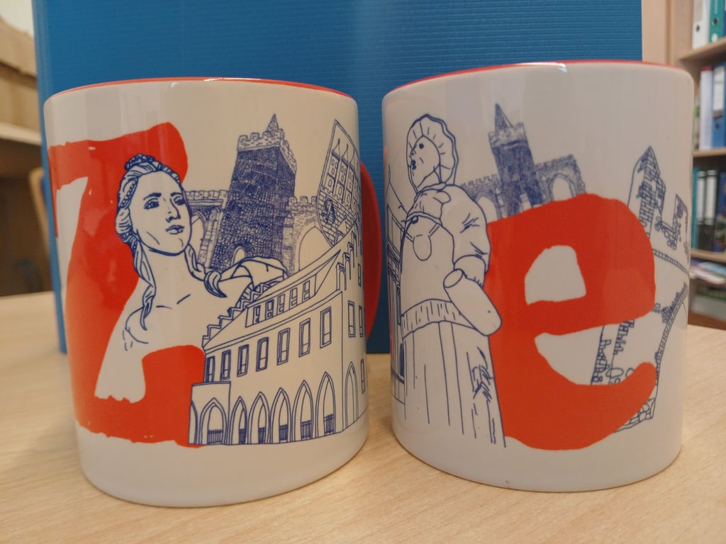 Ein zweites Modell der Zerbst-Tasse wird ebenso angeboten, wie jede Menge Deko-Artikel.