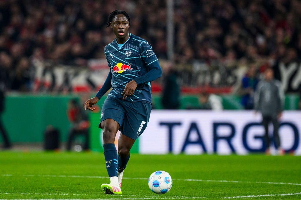 Leipzigs El Chadaille Bitshiabu fällt mit einer Muskelverletzung lange aus.