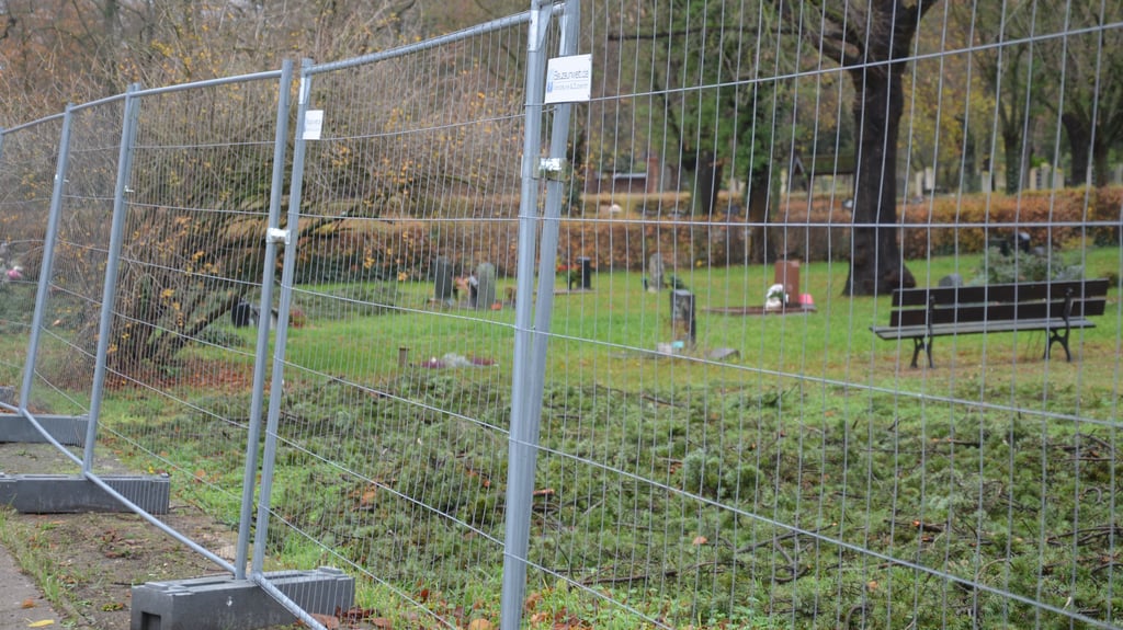 Der Bauzaun am Haldensleber Friedhof soll durch eine neue Friedhofsmauer ersetzt werden. 