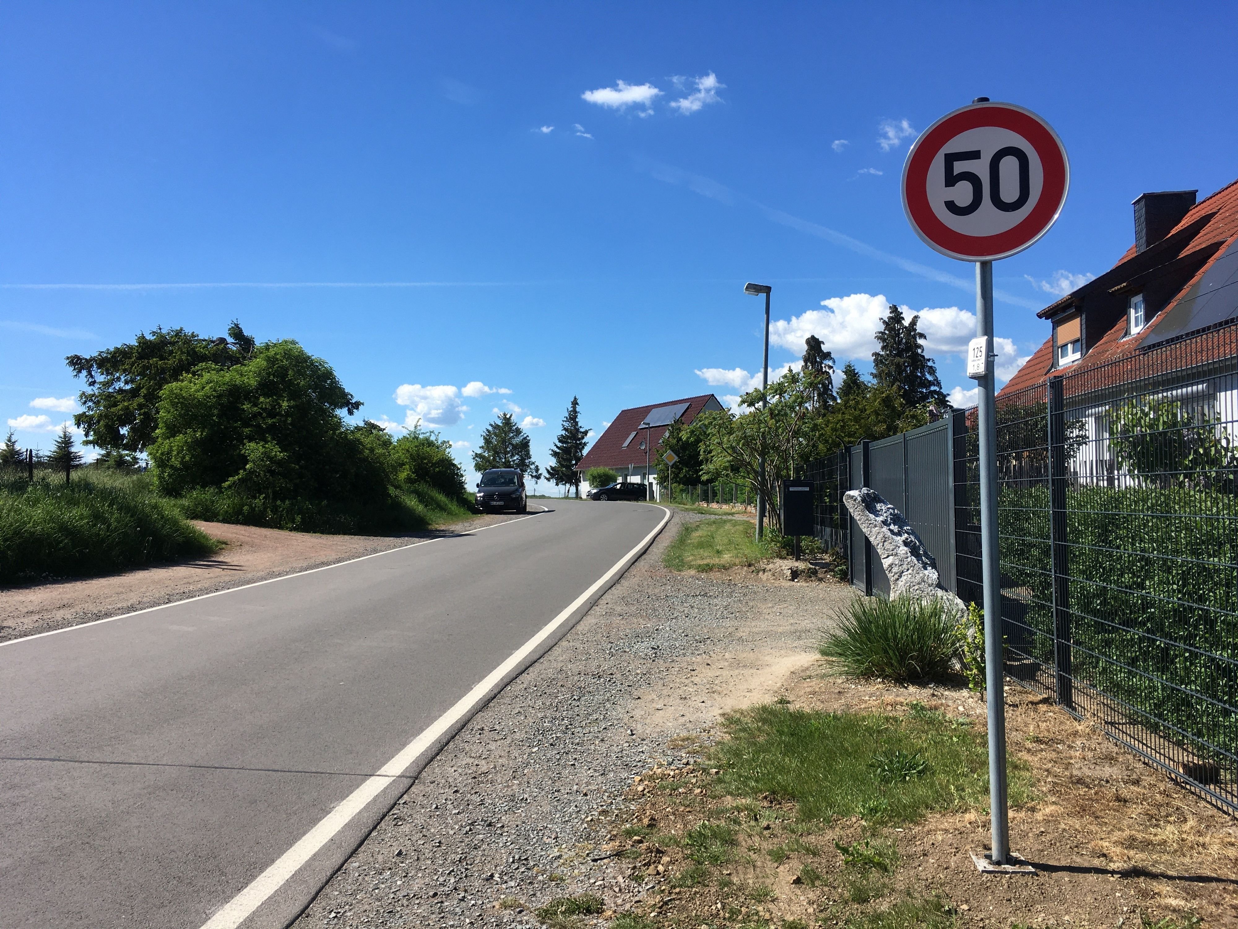 Sicherheit entlang der Ortsdurchfahrt: Tauziehen um Gehweg und Tempolimit in Veltheim: Endlich gibt es klare Fakten
