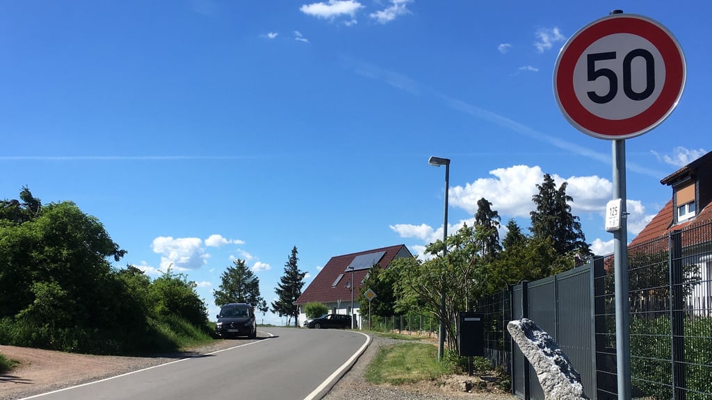 Es ist ein Schilderstreich: Das Tempo-30-Limit wurde in Veltheim zwar bis in die Hornburger Straße verlängert, endet aber immer noch viel zu früh: Um auch die Anwohner der Christian-Behrens-Straße - darunter mehrere Kinder - optimal zu schützen, müsste das Limit bis zu dieser Querstraße (schwarzes Auto auf der rechten Seite) verlängert werden.