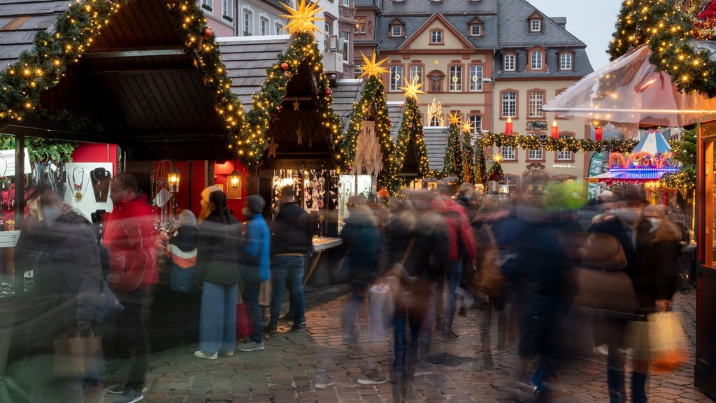 Vorsicht: Diebe nutzen gern den Trubel und die Enge auf Weihnachtsmärkten, um Beute zu machen.