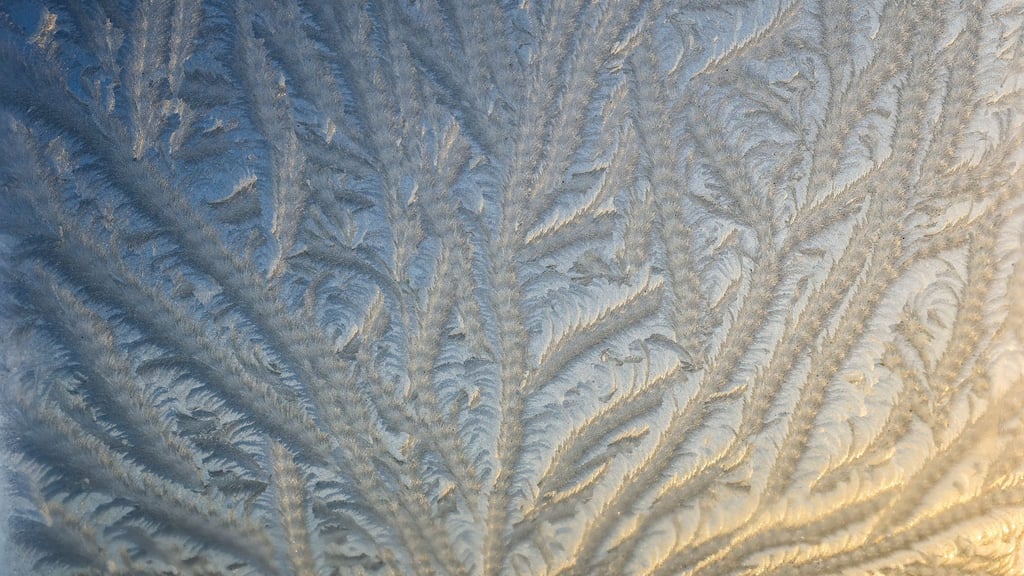 Kalte Meeresluft bringt im Südosten winterliche Anblicke: Frühfrost und Glätte, später Regen, Schneeregen und Schneeschauer.