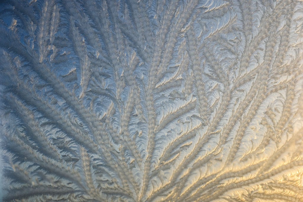 Kalte Meeresluft bringt im Südosten winterliche Anblicke: Frühfrost und Glätte, später Regen, Schneeregen und Schneeschauer.