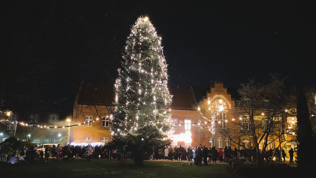 Genthin in der Weihnachtszeit - neben dem Weihnachtsleuchten und dem Weihnachtsmarkt gibt es in diesem Jahr zum ersten Mal nun auch einen lebendigen Adventskalender.