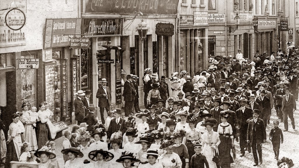 Vor dem Café „Eldorado“ von Gustav Taubert (1865-1947) in der Wendischen Straße 13 pulsierte das Leben in der Kaiserzeit. Taubert war zugleich honoriges Mitglied der „Privilegierten Zeitzer Schützengilde“ und  auch lange Zeit einer ihren wichtigsten Akteure.  