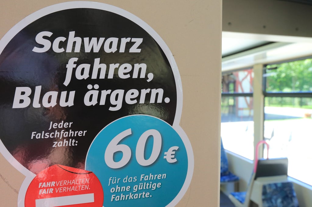 Wer ohne Ticket mit der Bahn fährt, zahlt in der Regel zunächst 60 Euro. In Sachsen-Anhalt ist die Zahl der Schwarzfahrer zuletzt gestiegen.