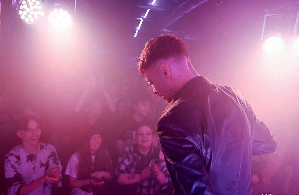 Max Schubert  alias øne707 macht seit ein paar Jahren Musik.  Der Schönebecker hat sich dem Alternative Hip Hop verschrieben und experimentiert in seinen Songs mit muskalischen Stilen und Genres. 