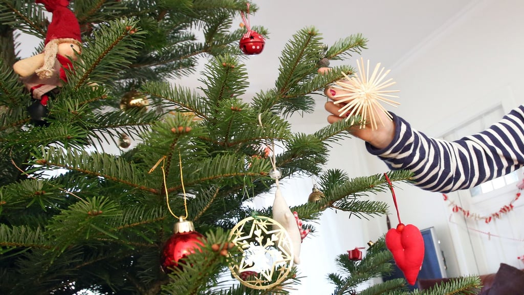 Ein geschmückter Baum muss nicht neu gekauftes Deko-Material bedeuten, oft reicht bereits Vorhandenes oder Selbstgemachtes.