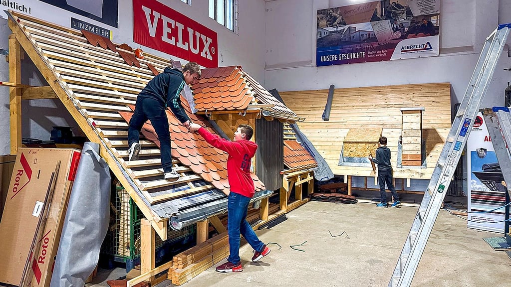 Schüler der Kemberger Sekundarschule „Ernestine Reiske“ arbeiten in der Werkhalle der Dachdeckerei „Albrecht“ an einem Übungsdach. Jede Woche wächst das Modell ein Stück weiter und jede Woche stehen andere Aufgaben an. 