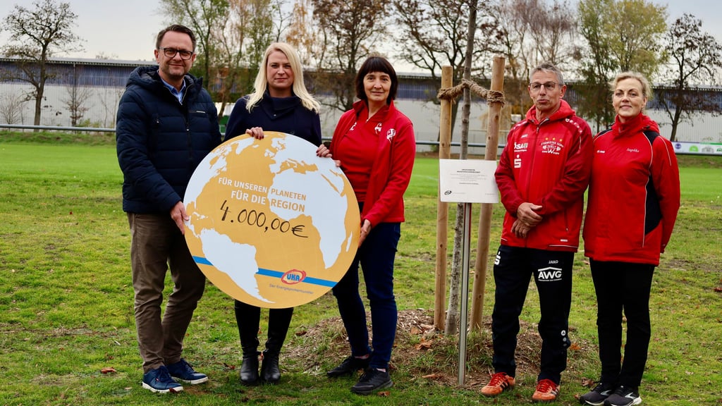 Andreas Strehlow und Daniela Levin übergeben den Spendenscheck für die Pflanzaktion an Alexandra Cop, Michael Cop und Angelika Müller vom SSV Samswegen.