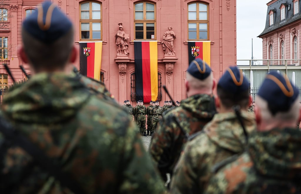 Im Blick hatten die Rekruten bei dem Gelöbnis das historische Mainzer Deutschhaus, den Sitz des Landtags Rheinland-Pfalz.