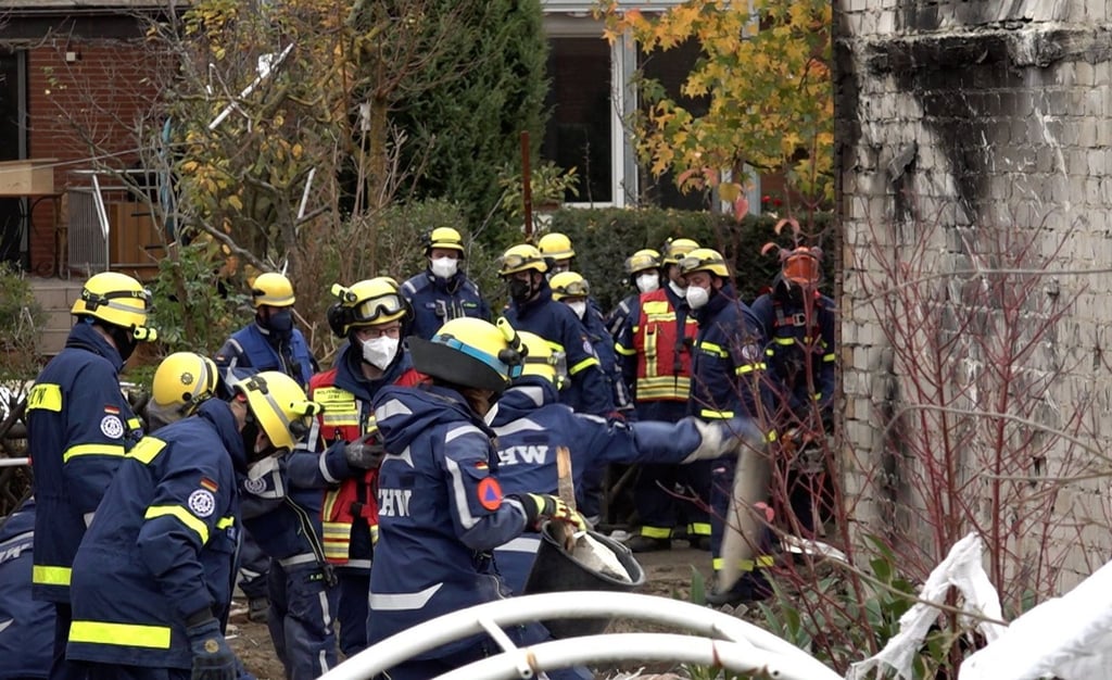 Einsatzkräfte haben nach der Detonation in Wolfenbüttel eine Leiche geborgen.