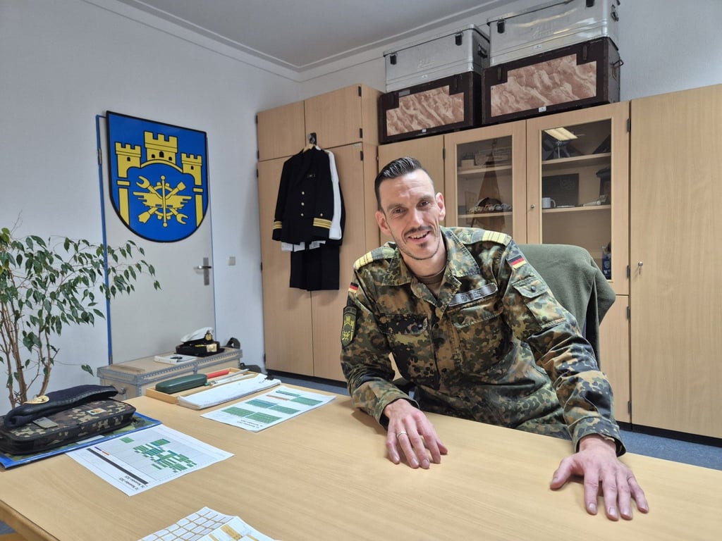 Fregattenkapitän Sebastian Rades an seinem Schreibtisch.