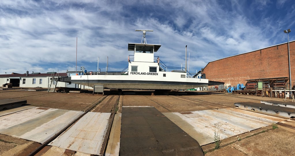 Die Fähre Ferchland-Grieben im September 2020 auf der Slipanlage der SET in Tangermünde
