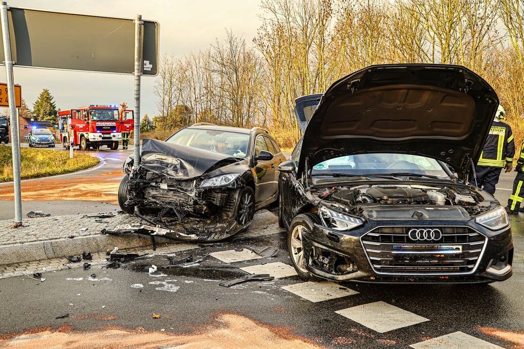 Zwei schwer beschädigte Autos stehen nach einem Zusammenstoß im Kreuzungsbereich der B 182 zwischen Trebitz und Merkwitz.