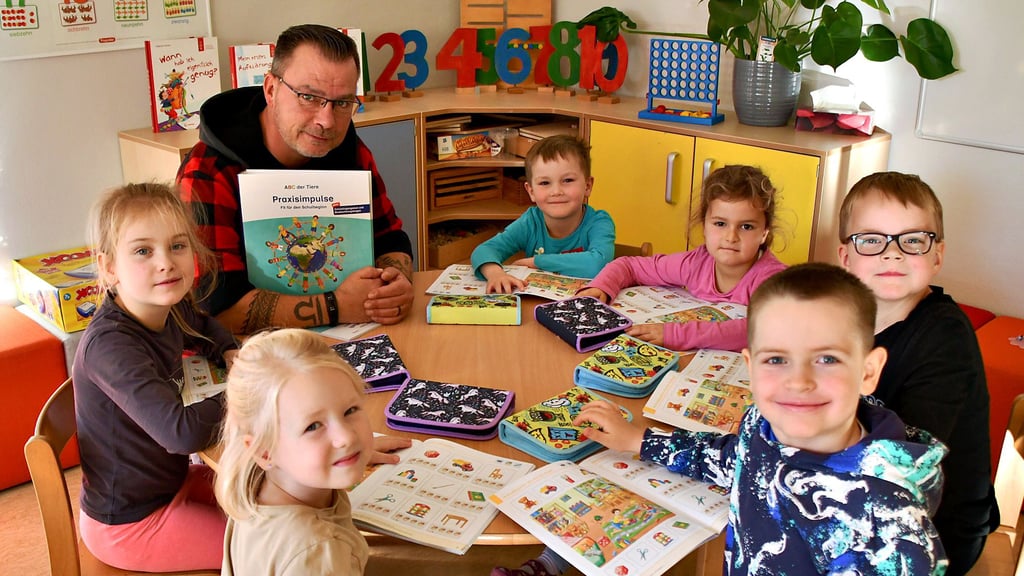 Für die Vorbereitung auf die Schulzeit haben die Kinder in den Havelberger Kitas verschiedene Lernmaterialien. Hier übt Erzieher Enrico Hannusch im Zwergenland mit den Mädchen und Jungen aus der Abc-Gruppe.  