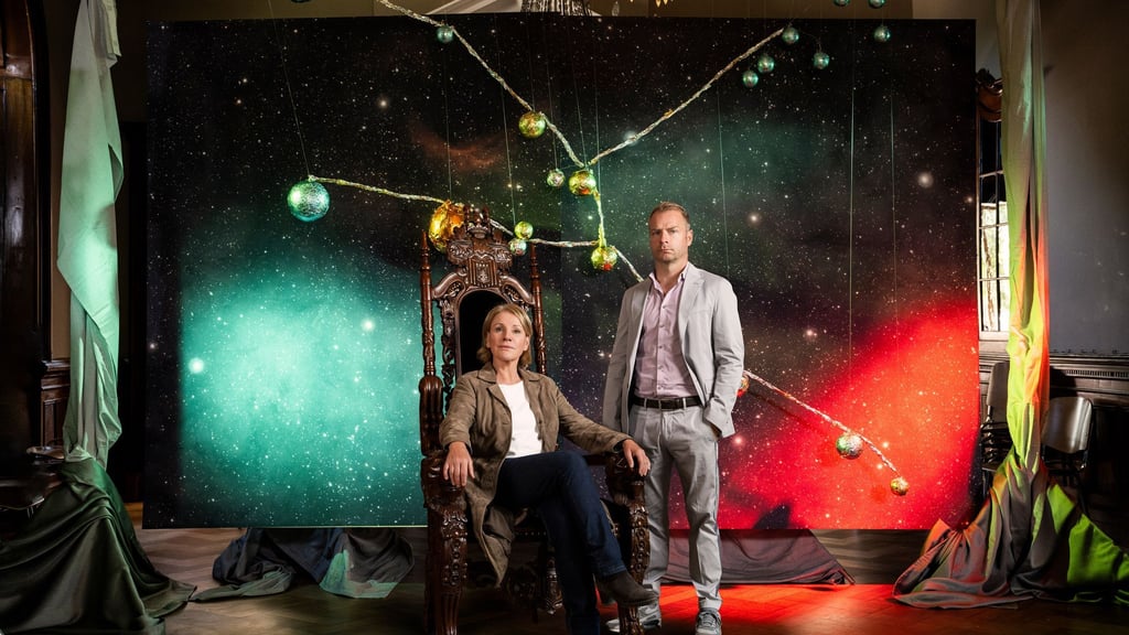 Marie Brand (Mariele Millowitsch) und Jürgen Simmel (Hinnerk Schönemann) müssen sich in ihrem neuen Fall mit Verschwörungstheorien rund um das Planetensystem Aldebaran beschäftigen.
