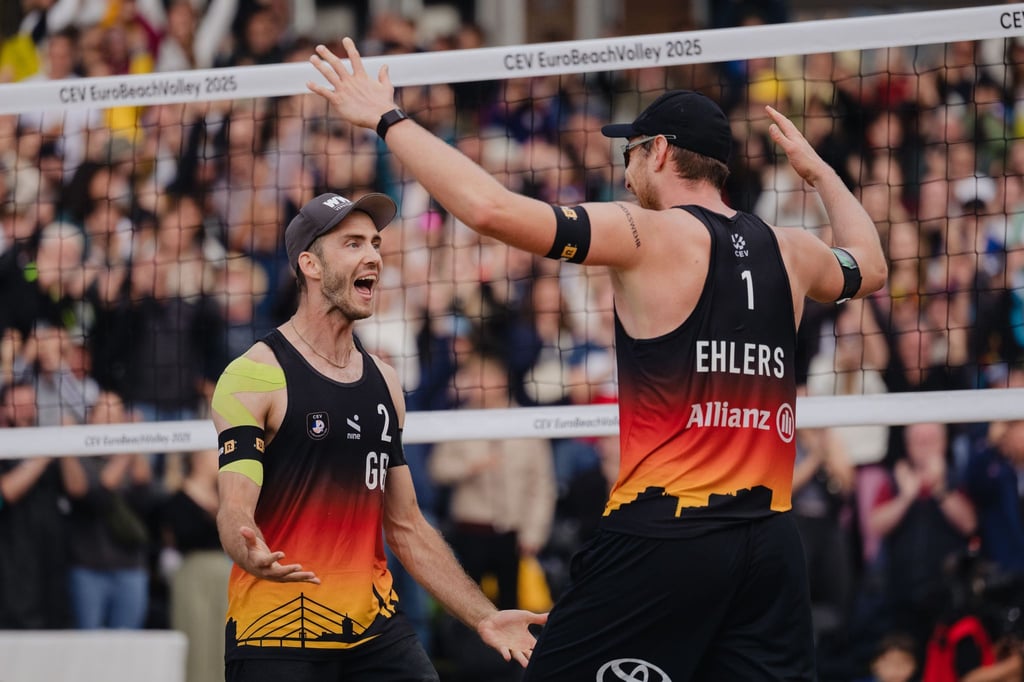 Clemens Wickler (l) und Nils Ehlers stehen im WM-Achtelfinale.