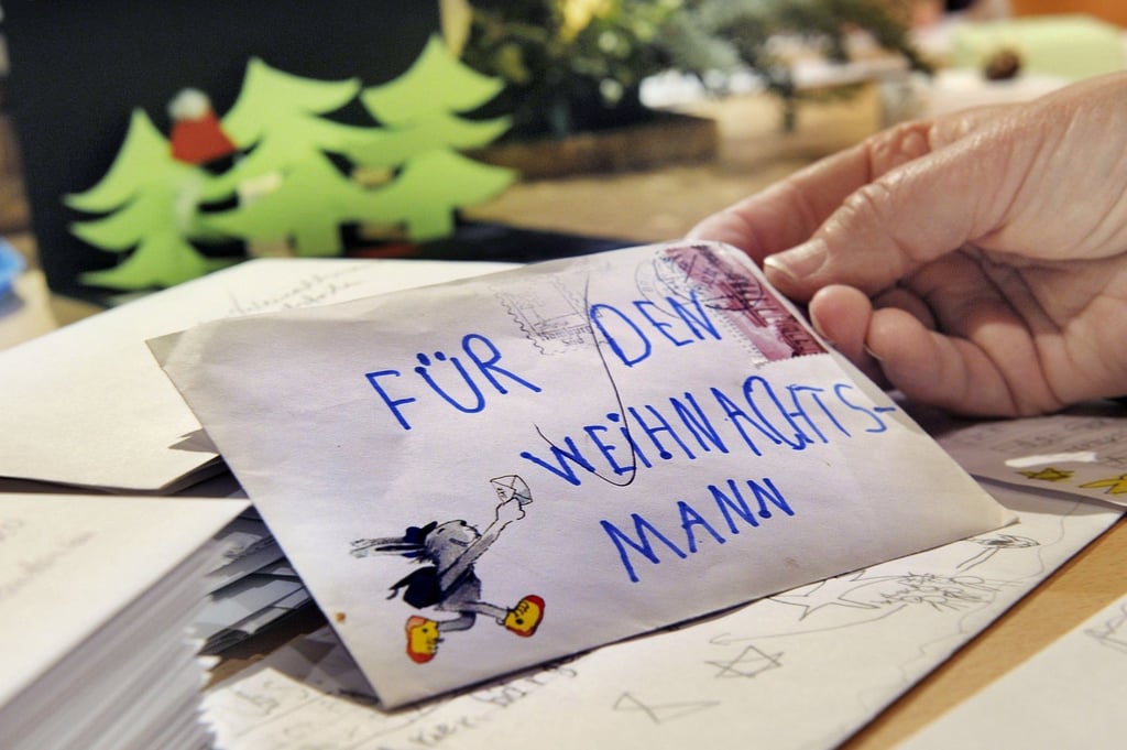 Den Wunschzettel, bestens verpackt, kann man jetzt auch in Genthin einwerfen - in einen echten Weihnachtspostkasten - mit Direktdraht zum Weihnachtsmann.