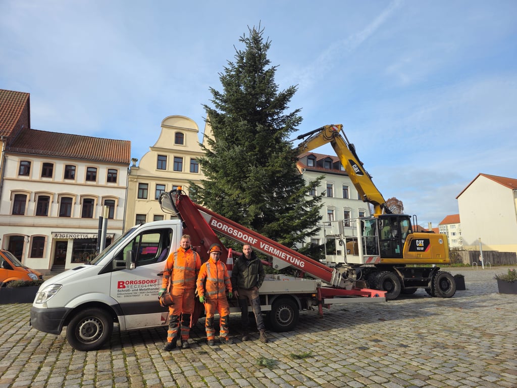 Aufgestellt haben den Weihnachtsbaum die Mitarbeiter des städtischen Bauhofs René Haberland und Maximilian Dietze mit Unterstützung und schwerer Technik der Brüder Mario und Kay Borgsdorf des gleichnamigen Zerbster Recycling-Unternehmens. 