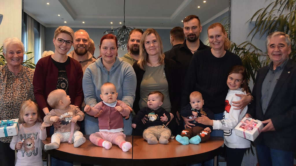 Ein fröhliches Treffen für junge Familien: Beim Lätzchencafé sind einige der jüngsten Calvörder Babys mit ihren Eltern zusammengekommen, um sich auszutauschen und die kleine Gemeinde kennenzulernen. Heidemarie Schweickert und Hubertus Nitzschke von der Gemeinde begrüßen die Babys Thea (v. l.), Jolina, Emil und Thorin sowie deren Familien.