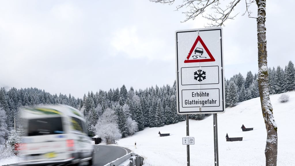 Wegen Schnee und Glätte bleiben Lastwagen in Südthüringen an Steigungen hängen. (Symbolbild)