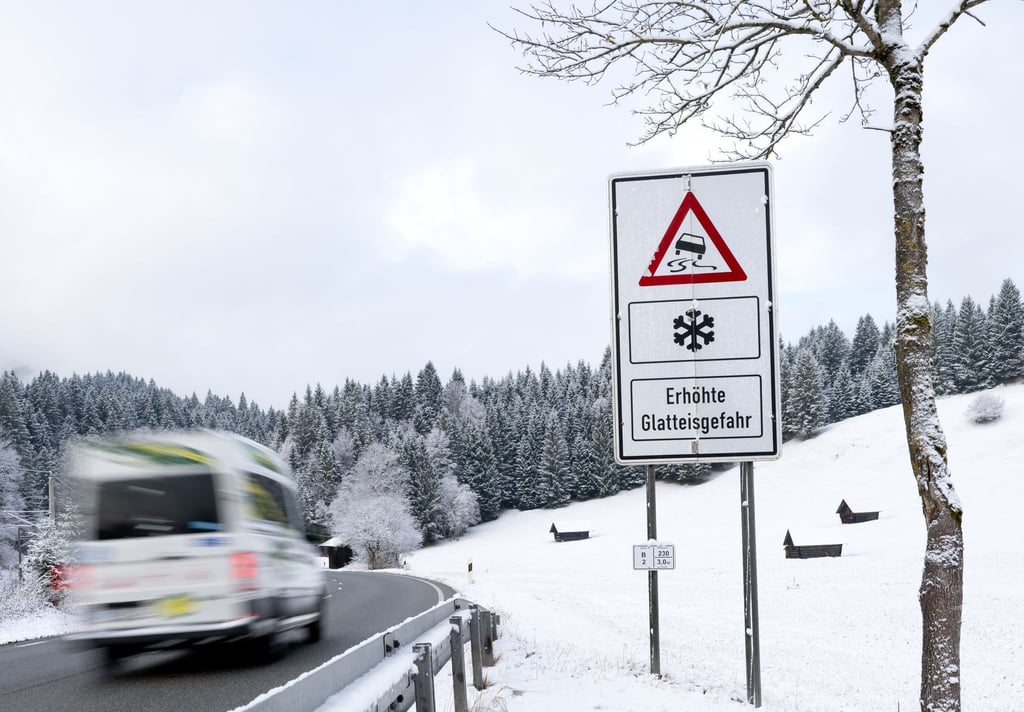 Wegen Schnee und Glätte bleiben Lastwagen in Südthüringen an Steigungen hängen. (Symbolbild)