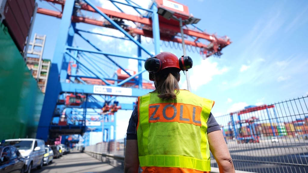 Die Verrechnung der Einfuhrumsatzsteuer belastet Hafenbetriebe. (Archivbild)