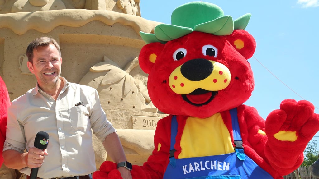 Wer wird in Zukunft die Nachfolge von Robert Dahl (links mit Maskottchen Karlchen) auf den Erlebnis-Dörfern antreten?