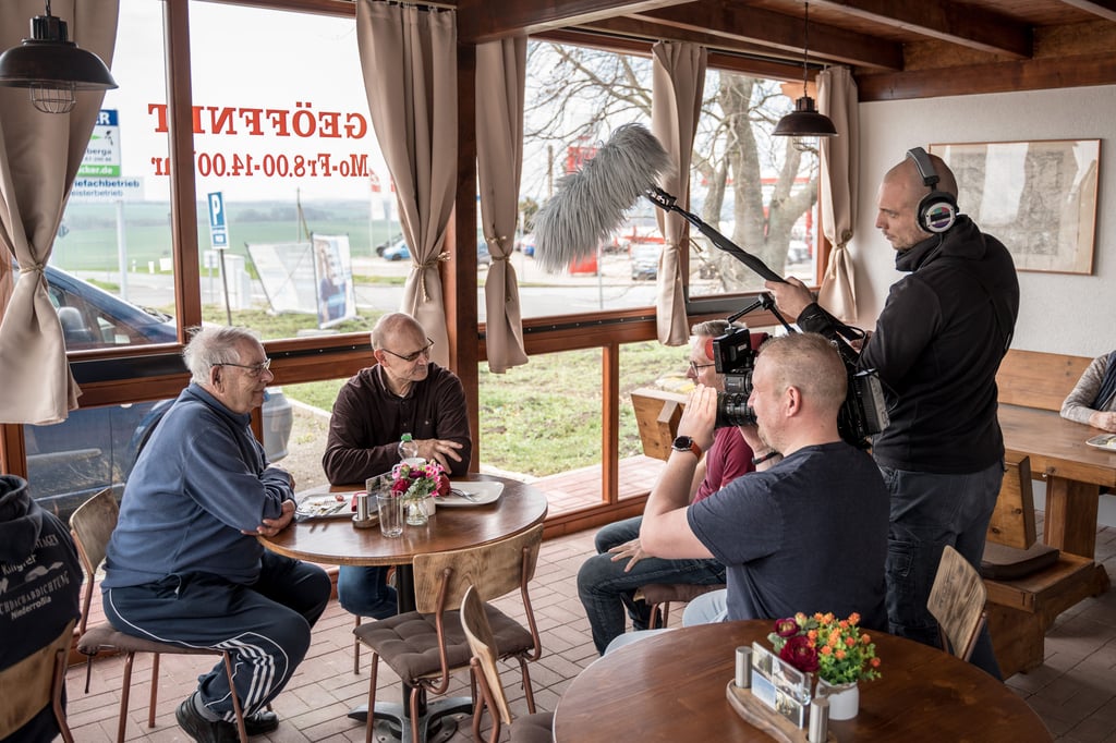 Dreharbeiten für "Macherland": Stammgäste erzählen im Interview, was sie besonders an Vivians Küche schätzen.