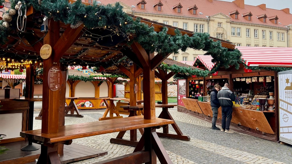 Der Weihnachtsmarkt in Magdeburg öffnet am Donnerstag (20. November 2025) seine Pforten. Die Händler haben ihre Buden bereits bestückt und warten auf Gäste.