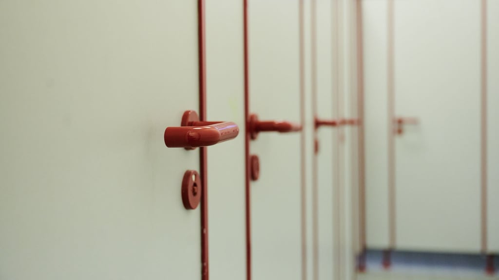 Herkömmliche Toiletten wie diese helfen Menschen mit Schwerbehinderung nicht weiter. (Symbolbild)