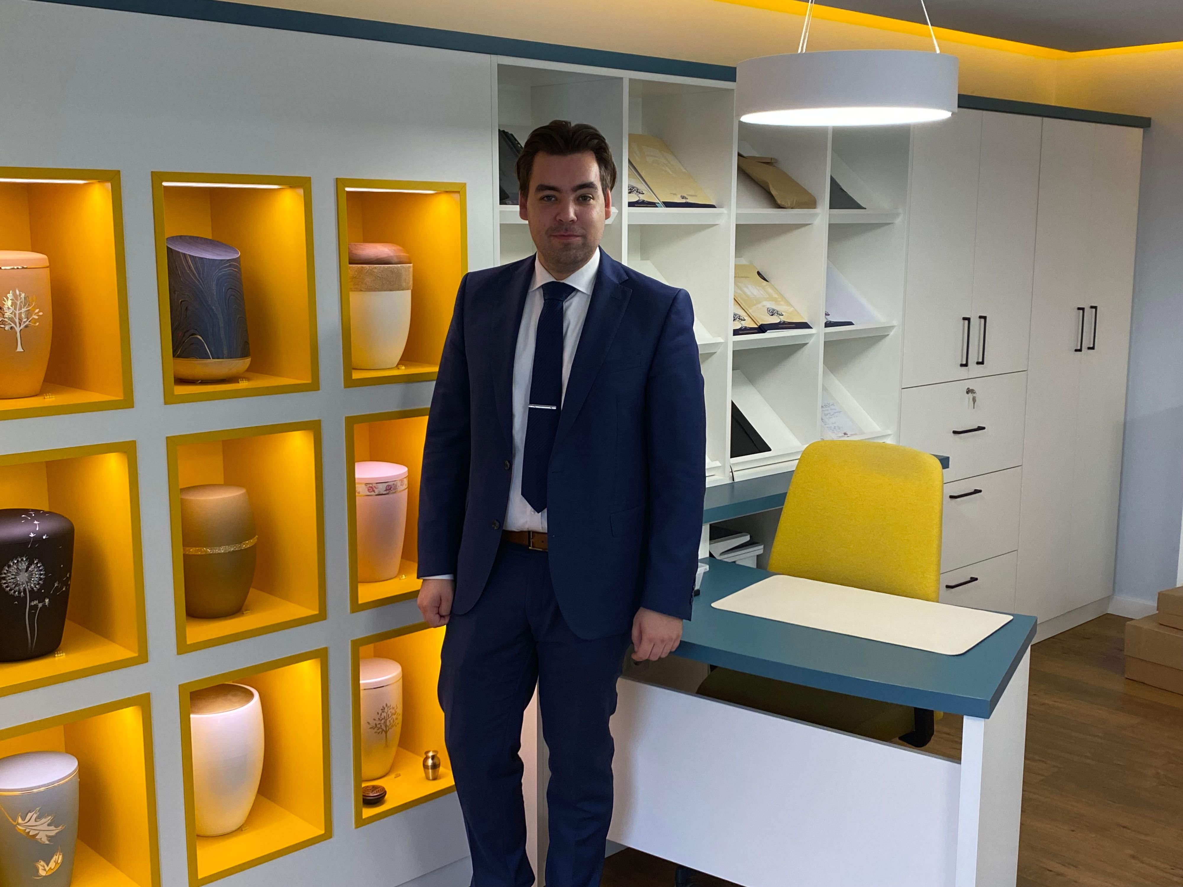 Schmuck aus der Asche: Tod und Trauer im Wandel: Wie alternative Bestattungen und digitale Hilfen neu trösten