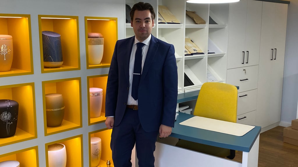 Helligkeit statt Tristesse: Blau und Gold ersetzen das klassische Schwarz und Weiß bei Bestatter Max Minge in Burg.