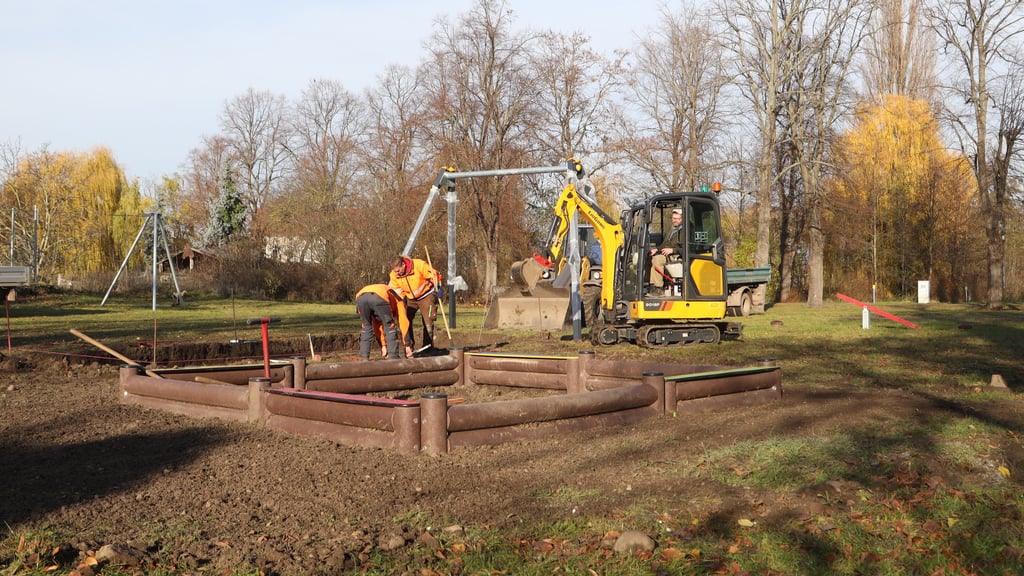 Dieser Tage komplettieren Mitarbeiter des Bauhofes der Niederen Börde den Spielplatz in Jersleben. Die aufzubauenden Geräte stammen aus Spendenmitteln.