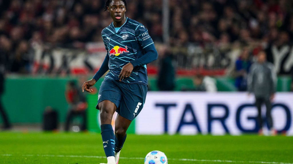 Leipzigs El Chadaille Bitshiabu fällt mit einer Muskelverletzung lange aus.