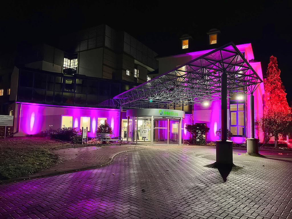 Die Helios-Klinik in Sangerhausen wurde violett illuminiert und das hatte einen besonderen Grund.