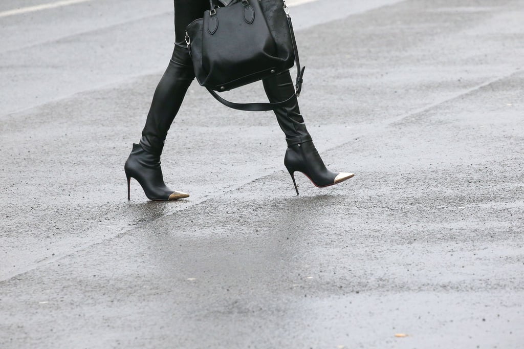 Auf regennasser Straße wird der Gang auf High Heels schnell zur Herausforderung – mit dem richtigen Training bleibt man dennoch standfest.