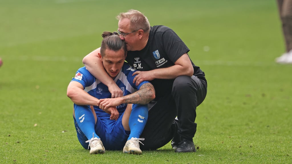 Tiefpunkt gegen die SV Elversberg: FCM-Star Baris Atik wird nach der 0:4-Heimniederlage von Mannschaftsarzt Dr. Patrick Klein getröstet.