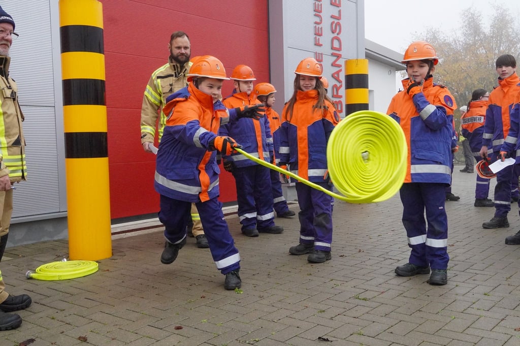 Kinder und Jugendliche der Feuerwehren Oschersleben legen erfolgreich die Prüfungen zur Jugendflamme ab.