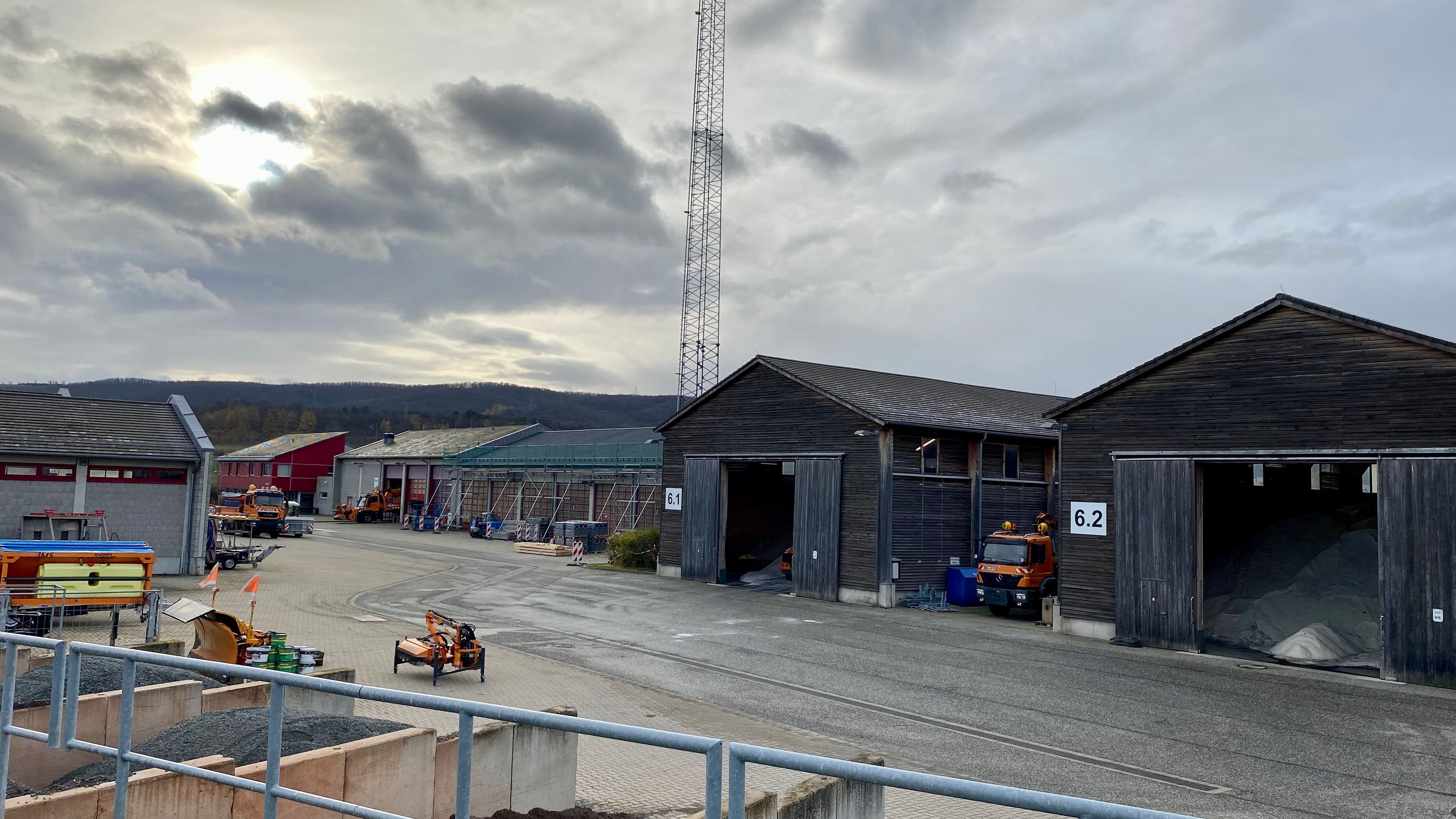 Arbeiten mit großem Kran: Baustelle an der A36 im Harz: Was bei der Autobahnmeisterei Wernigerode passiert