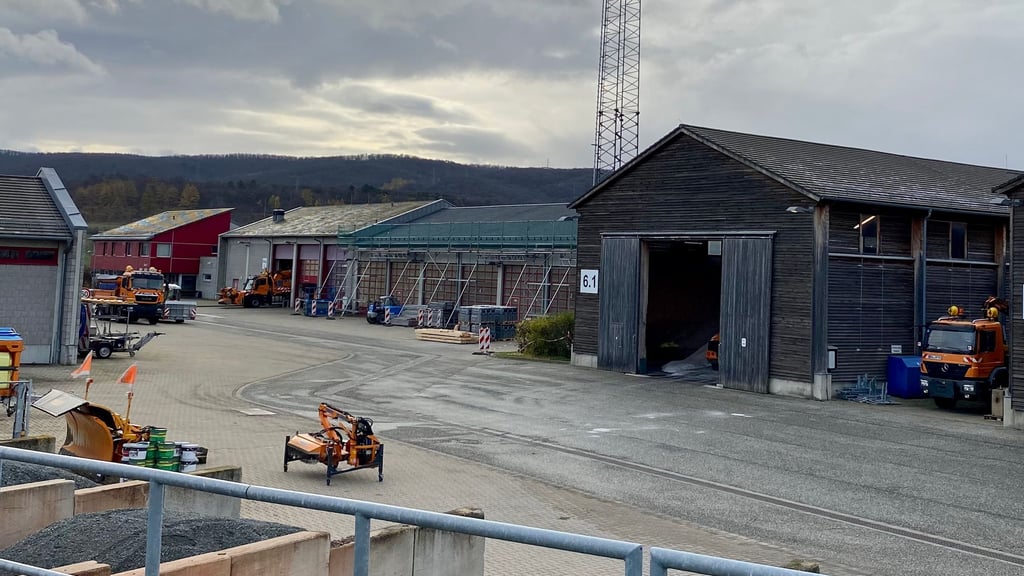 Baugerüste stehen derzeit an den Hallen der Autobahnmeisterei Wernigerode.