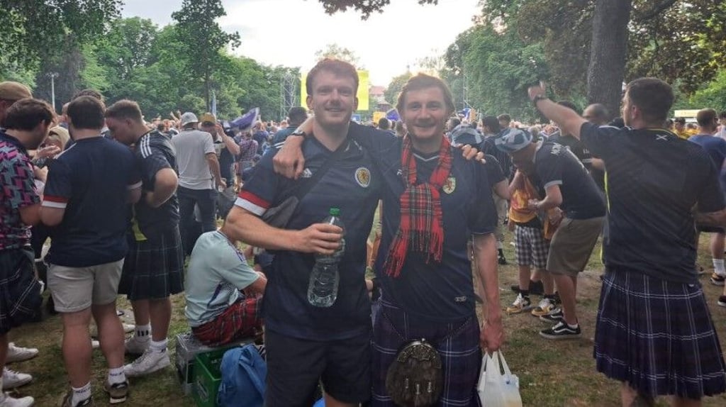 Gregory Ward (links, ohne Schottenrock) mit einem Freund aus der Heimat und zahlreichen weiteren Schotten beim Public Viewing in Stuttgart, wo Schottland zur EM 2024 spielte.