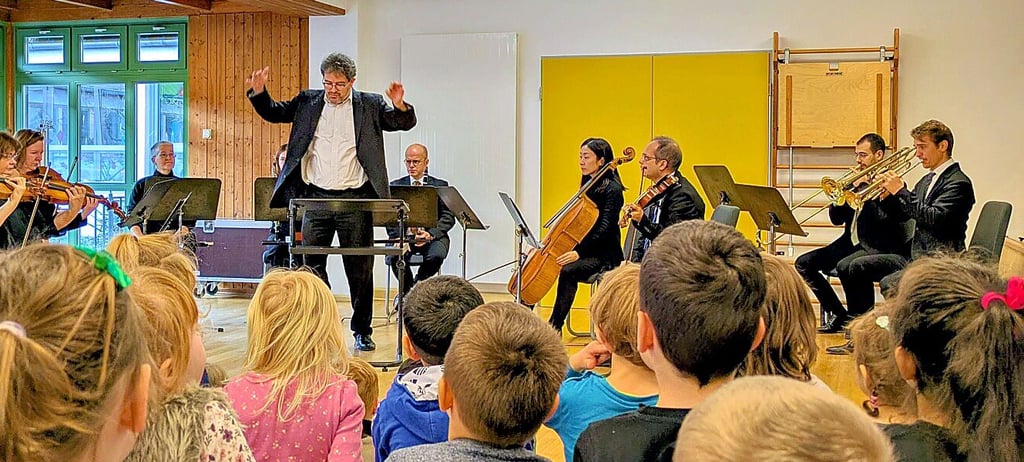 Musiker der Kammerphilharmonie sorgten für die Musik, während die Kids der Schönebecker Kita „Sonnenblume“ dazu gesungen haben.