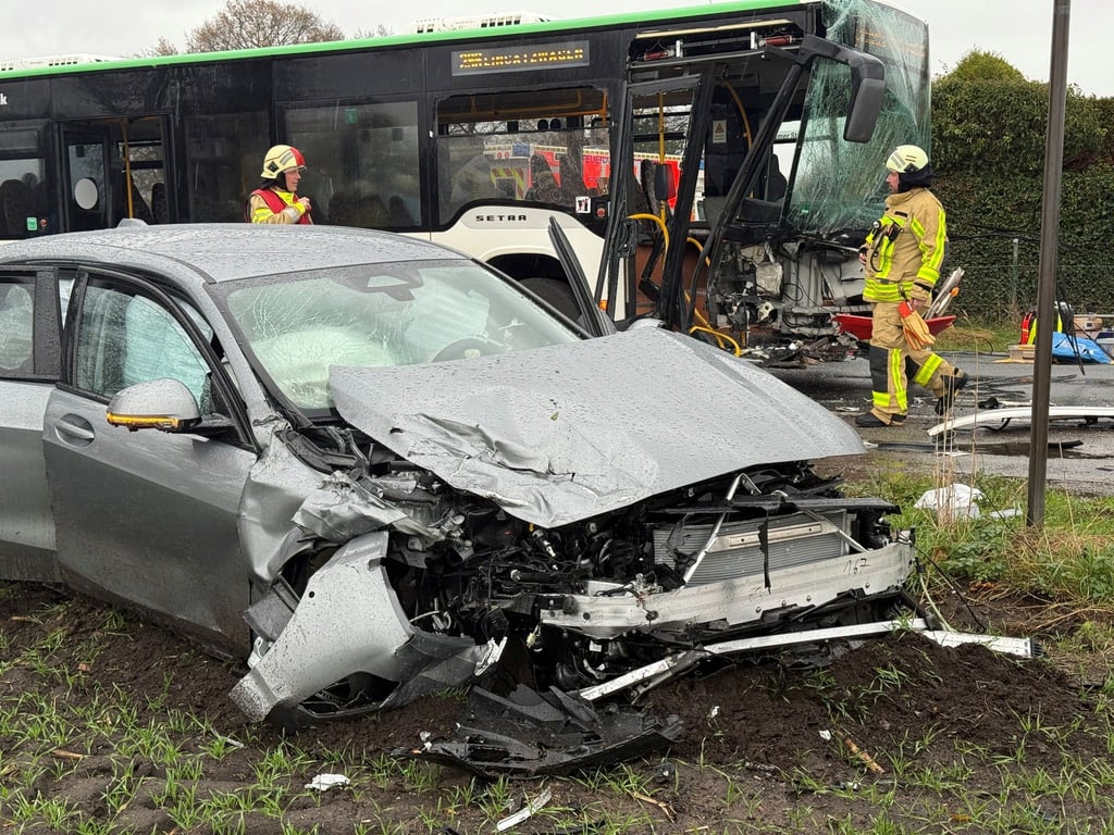 Der Bus und das Auto wurden bei dem Zusammenprall stark beschädigt.