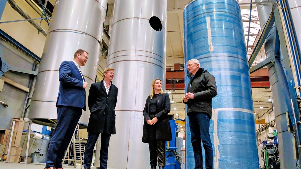 Im Gespräch über die  Vorhaben in einer der Hallen von Feldbinder:  Christian Tylsch,  Wolf-Dietrich Kley, Anne-Marie Richter und Peter Boost  (v.l.) 