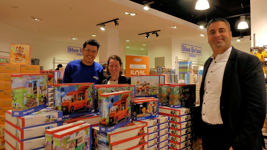 Der Bausteinhändler „Blue Brixx“ ist mit einem Pop-up-Store ins Arsenal Wittenberg eingezogen. Von links: Sascha Neubert von „Blue Brixx“, Kathleen Kuschel und Eser Yağmur vom Centermanagement