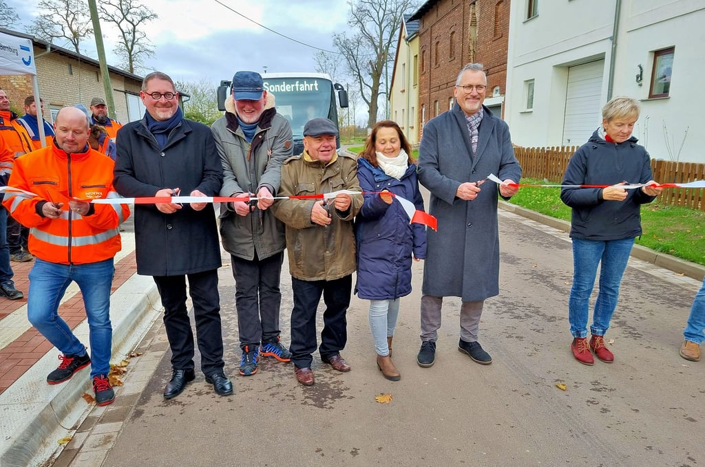 Nach knapp einjähriger Bauzeit wurde die Ortsdurchfahrt in Sibbesdorf am Dienstag offiziell für den Verkehr freigegeben.